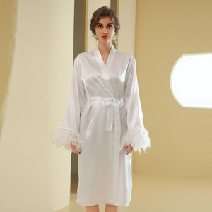 Kimono de satén de verano para mujer con plumas bordado personalizado nombre suave dama de honor y batas de <span class=keywords><strong>novia</strong></span> para fiestas de boda - Product Image 6