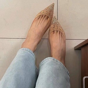 รองเท้าสลิปออนผู้หญิงแบบสวม ดีไซน์เรียบง่ายสำหรับฤดูร้อน ประดับคริสตัล ลูกไม้ตาข่าย  ตกแต่งด้วย Rhinestones เพิ่มความสูงภายใน หัวแหลม สีแดงอ่อน - Product Image 4