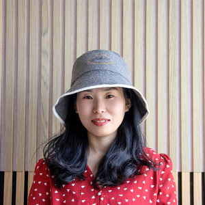 Gorro de Sauna de Lana Pura con Sello Bordado en Oro que Hace que el Calor se Sienta como un Recuerdo Lejano - Product Image 1