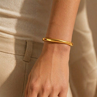 Bracelet jonc ouvert tendance en acier inoxydable, texture ondulée irrégulière, bijou minimaliste pour femme, idéal comme cadeau