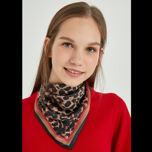 Bandana classique à imprimé léopard, petit foulard carré effet soie, en polyester satiné, ourlet machine, tendance - Product Image 1