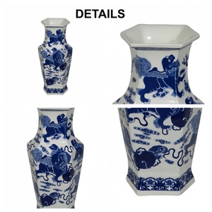 Vase de table hexagonal Art Déco en porcelaine bleue et blanche, motif Danse du Lion peint à la main, céramique chinoise exquise et durable pour la maison - Product Image 6
