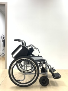 Silla de Ruedas Manual Ligera Plegable de Aluminio Plateado con Cojín Transpirable Acolchado con Diseño de Diamantes para Pacientes Mayores y Discapacitados - Product Image 5