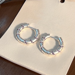Exquisitos Pendientes de Plata de Ley S925 con Microincrustaciones de Cristales de Lavanda Esmerilados, Diseño de Broche - Product Image 4