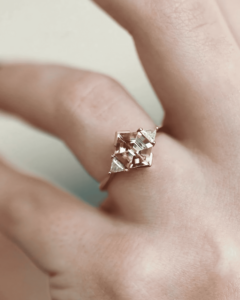 Bague de fiançailles en moissanite taille hexagonale 2,00 carats, plaqué or rose 14K, sertissage clos, 3 pierres, tendance, pour demande en mariage - Product Image 4