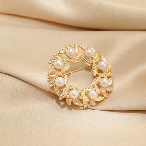 Broche d'hiver pour femme, petite broche exquise, épingle à vêtements, boucle anti-lumière, accessoires de col de costume, vente en gros - Product Image 4