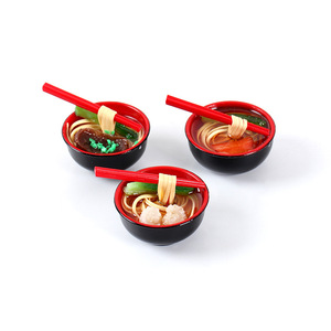 Colgante de comida realista de una pieza para dropshipping, con palillos y fideos, fondo negro con tazón rojo, juguete de comida realista con fideos - Product Image 5