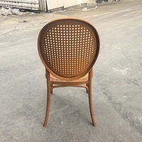 Chaises de mariage Oyeana en plastique durable à prix abordable, couleur imitation bois, pour mariages en plein air