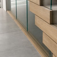 Escalier flottant sur mesure avec garde-corps en verre, marches en blocs blancs, escalier suspendu pour maison moderne