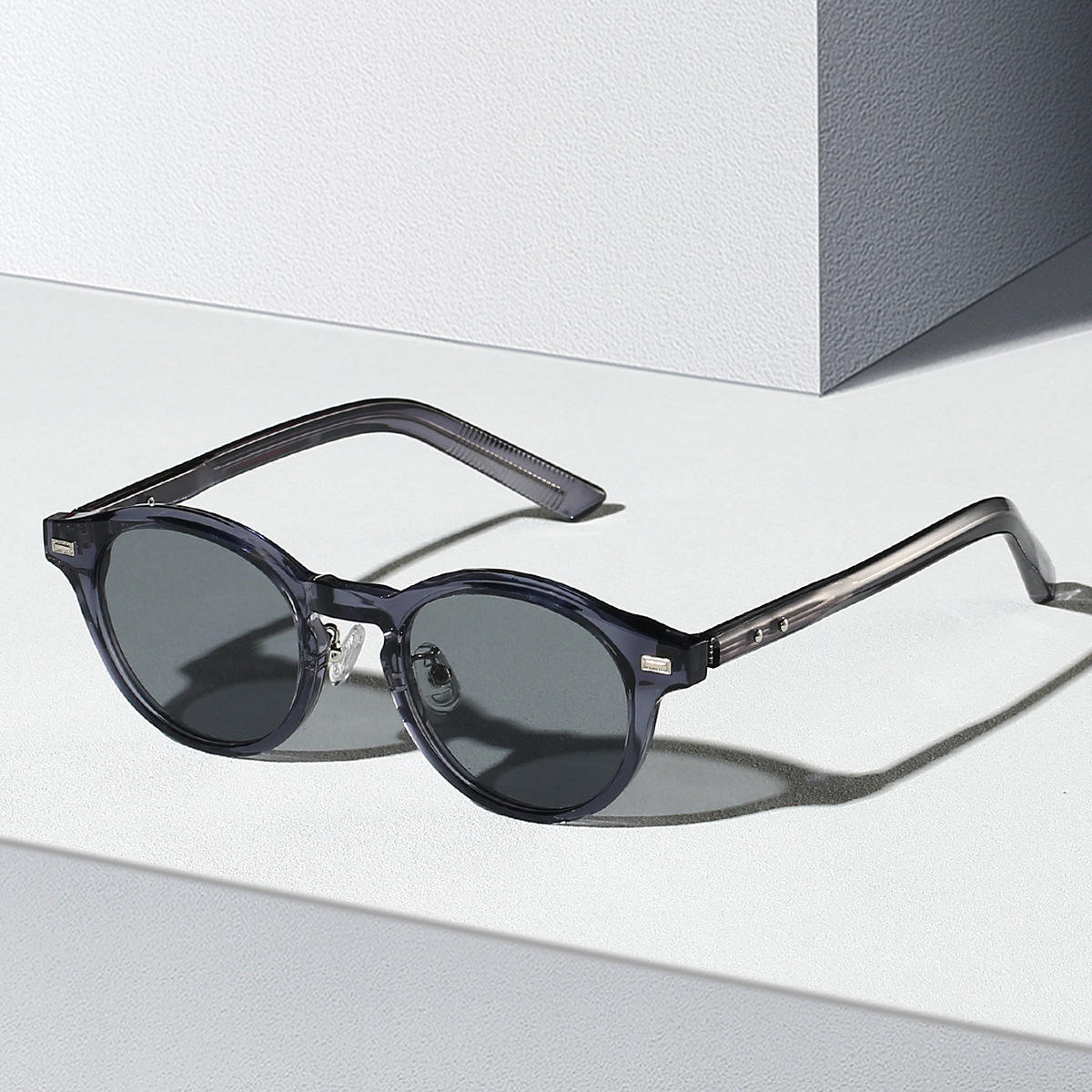 monture bleue transparente, verres gris