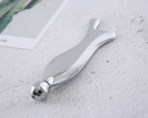 Masajeador facial de rodillo Gua <span class=keywords><strong>Sha</strong></span> de metal plateado irrompible de lujo para masaje corporal y cuidado de la belleza - Product Image 1