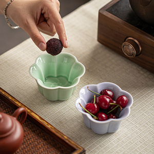 Platos de cerámica con forma de flor, platos pequeños de porcelana para servir frutas y postres en fiestas. - Product Image 2
