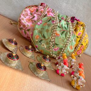 Cadeaux de mariage traditionnels Lord Ganesh Idol avec feuille Design Kumkum Plate Wedding Return Gift Combo Potli Bags - Product Image 4