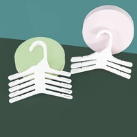 Cintre blanc cintre en plastique multicouche bébé bavoir affichage pour nouveau-nés pour bébé salive garde-robe espace