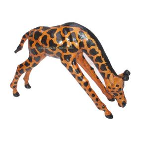Girafe en cuir décorative de ton orange et noir en position de pâturage pour la décoration de bureau de restaurant d'hôtel - Product Image 1