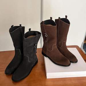 Les talons hauts unisexes fabriqués en Chine pour l'automne et l'hiver se vendent bien. Chaussures de créateur confortables haut de gamme avec empeigne en cuir de vache - Product Image 5