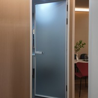 Cabane de jardin préfabriquée personnalisable avec mur à lattes verticales et grande porte vitrée pour projet de conception d'atelier à domicile