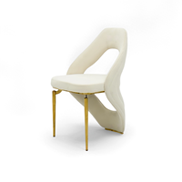 Chaise de salle à manger de mariage moderne de luxe en velours blanc avec structure en acier inoxydable doré pour la location événementielle et les banquets d'hôtel