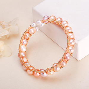 สร้อยข้อมือไข่มุกน้ำจืดแท้ ชุบทองแดงและทองคำ งานแฮนด์เมดสไตล์เรโทรจากจูจี้ ดีไซน์พันรอบเต็มวง ด้วยไข่มุกแท้ - Product Image 2