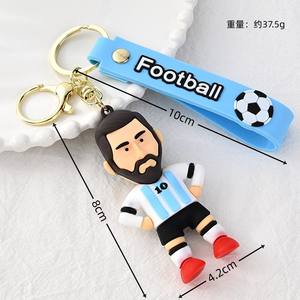 Porte-clés en PVC de joueur de football, figurine de sportif en maillot avec coupe pour les fans et cadeau de clé avec design de pendentif - Product Image 2