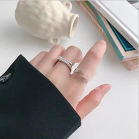 Nuevo anillo abierto geométrico retro femenino tendencia de celebridades de Internet europeas y americanas ins estilo fresco anillo versátil simple para estudiantes