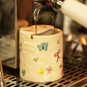 Taza de Cerámica con Diseño de Mariposa en Colores Pastel, Artículo Popular para el Regreso a Clases, Empacada en Caja - Product Image 3