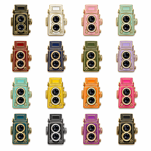 Spille personalizzate in smalto duro all'ingrosso, distintivi da bavero vintage a forma di macchina fotografica, produttore di badge in metallo per regali per fotografi - Product Image 6