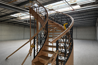 Escalier en colimaçon intérieur sur mesure pour villas haut de gamme avec marches en bois massif