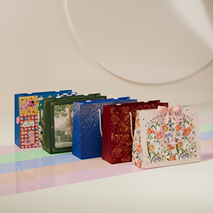 Sac cadeau classique personnalisé en papier kraft pour vêtements, avec poignée en corde de coton, mini emballage imprimé, enduit UV, réutilisable - Product Image 1