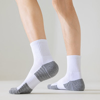 Chaussettes de sport professionnelles en tissu éponge épais mi-mollet pour jeunes hommes - Chaussettes de basketball en coton anti-humidité et antidérapantes ODM