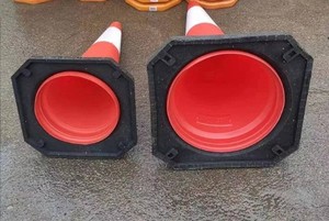 Dayanıklı plastik yol trafik güvenliği spor dikkat Pe koni PVC trafik kırmızı koni ile siyah taban 900mm 1000mm - Product Image 4