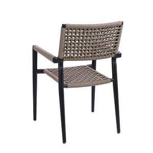 Chaise de bistrot d'extérieur moderne et empilable en aluminium et corde tressée en polyester pour café et restaurant - Product Image 4