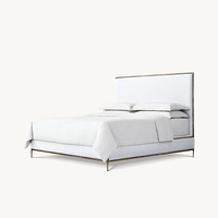 Lit scandinave haut de gamme en tissu blanc avec cadre à bordure dorée, panneaux rembourrés et pieds métalliques coniques pour chambre à coucher, personnalisable OEM/ODM