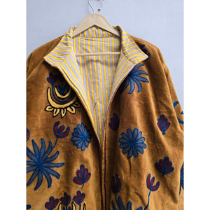 Veste pour femme en velours marron moutarde brodée de fleurs, avec motifs botaniques bleus, vêtement d'extérieur bohème à manches longues de créateur - Product Image 4