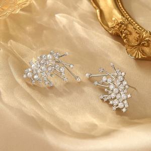 ต่างหูทรงหยดน้ำประกายระยิบระยับ ดีไซน์หรูหรา ทำจากทองแดง ประดับด้วยเซอร์โคเนีย เหมาะสำหรับงานปาร์ตี้ โดดเด่นด้วยเพชรและมุกเป็นหินหลัก - Product Image 6