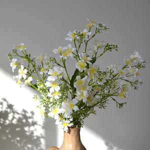 Flores Artificiales de Margarita al por Mayor IJ045, 24 Cabezas de Flores de Margarita de Seda Artificial, Realistas para Decoración del Hogar, Bodas, Fiestas de Cumpleaños - Product Image 1