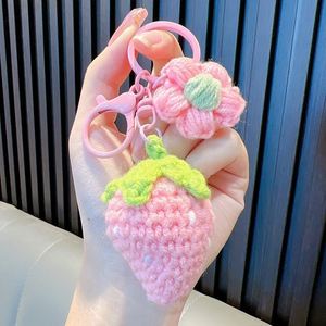 Llavero 3D de fresa tejido a mano con ganchos de aleación, colgante de punto, bonito adorno para bolso, pequeño accesorio - Product Image 3