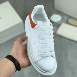 รองเท้าผ้าใบหนังเรียบพรีเมียม Alexander แบบหุ้มข้อต่ำพร้อมดีเทลส้น Mc Accent สำหรับผู้ชายและผู้หญิง เหมาะสำหรับการเดินทางประจำวันและสวมใส่ลำลอง - Product Image 1