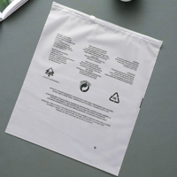 Sacs en polyéthylène transparents givrés personnalisés avec logo imprimé en gravure, couleur personnalisée, faible MOQ, étanches, de qualité alimentaire, avec fermeture éclair, pour vêtements
