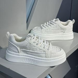 ขายตรงจากโรงงาน รองเท้าผู้ชาย รองเท้าลำลองสีขาว ระบายอากาศดี ทันสมัย ใส่เดินเล่น กันลื่น เพิ่มความสูง สไตล์สปอร์ต - Product Image 1