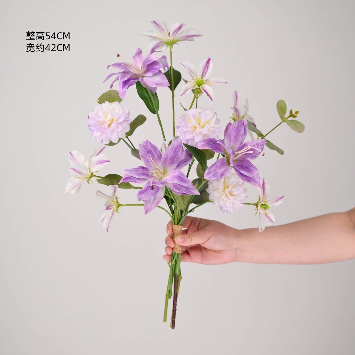 Bouquet de lys violet à double pétale et de pissenlits violet clair.