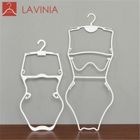 Cintres pliables en plastique Lavinia personnalisés pour maillots de bain et bikinis, idéaux pour l'affichage en magasin ou la salle de bain