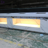 Comptoir de buffet moderne en Corian avec éclairage LED personnalisé pour restaurant, table de présentation alimentaire pour usage commercial hôtelier, durable