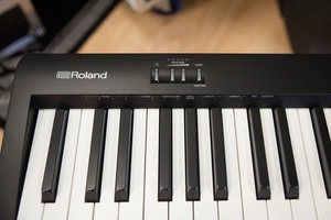 <span class=keywords><strong>Piano</strong></span> numérique Roland FP-10 d'occasion Jelo 90% - Fonctionnel et esthétiquement parfait, en excellent état. - Product Image 3