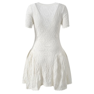 Elegante Abito Corto da Donna con Fiori all'Uncinetto, Lavorazione a <span class=keywords><strong>Maglia</strong></span> Traforata, Linea ad A, Scollo a U, Maniche Corte, Vestibilità Slim, <span class=keywords><strong>Bianco</strong></span> e Delicato - Product Image 2