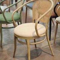Fauteuil de salle à manger de style mid-century avec dossier en rotin tressé courbé et assise ronde rembourrée