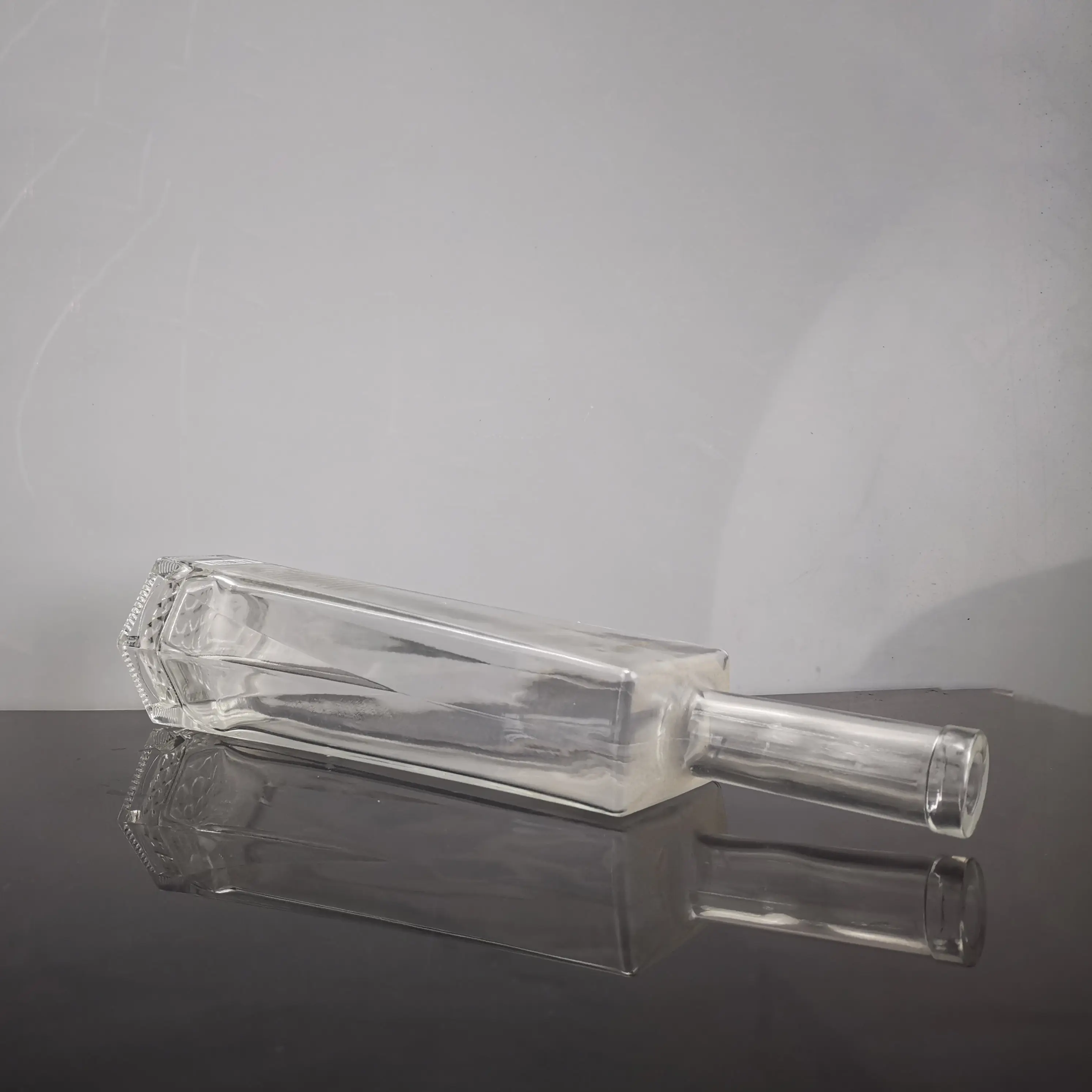 ब्रांडी के लिए अद्वितीय डिजाइन के साथ कस्टम लोगो साफ़ कांच की बोतल