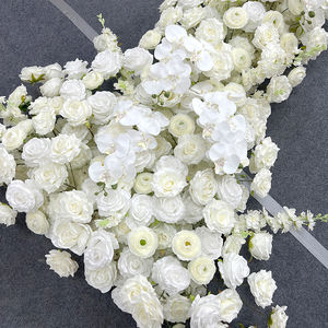 Arrangement floral classique réaliste en roses artificielles en soie blanches avec feuillage vert pour la décoration de fond de mariage en extérieur - Product Image 4