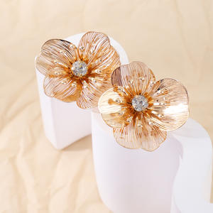 أقراط فرنسية فاخرة بتصميم مجوف وريش كبير غير منتظم، أقراط متدلية للنساء بنمط الفراشات والزهور - Product Image 3