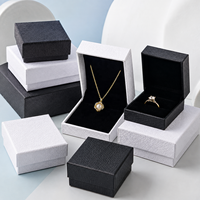 Boîte à bijoux personnalisée avec logo, vente en gros, boîte d'emballage pour bijoux noire et blanche en relief pour bague, boucles d'oreilles, collier, bracelet, cadeau